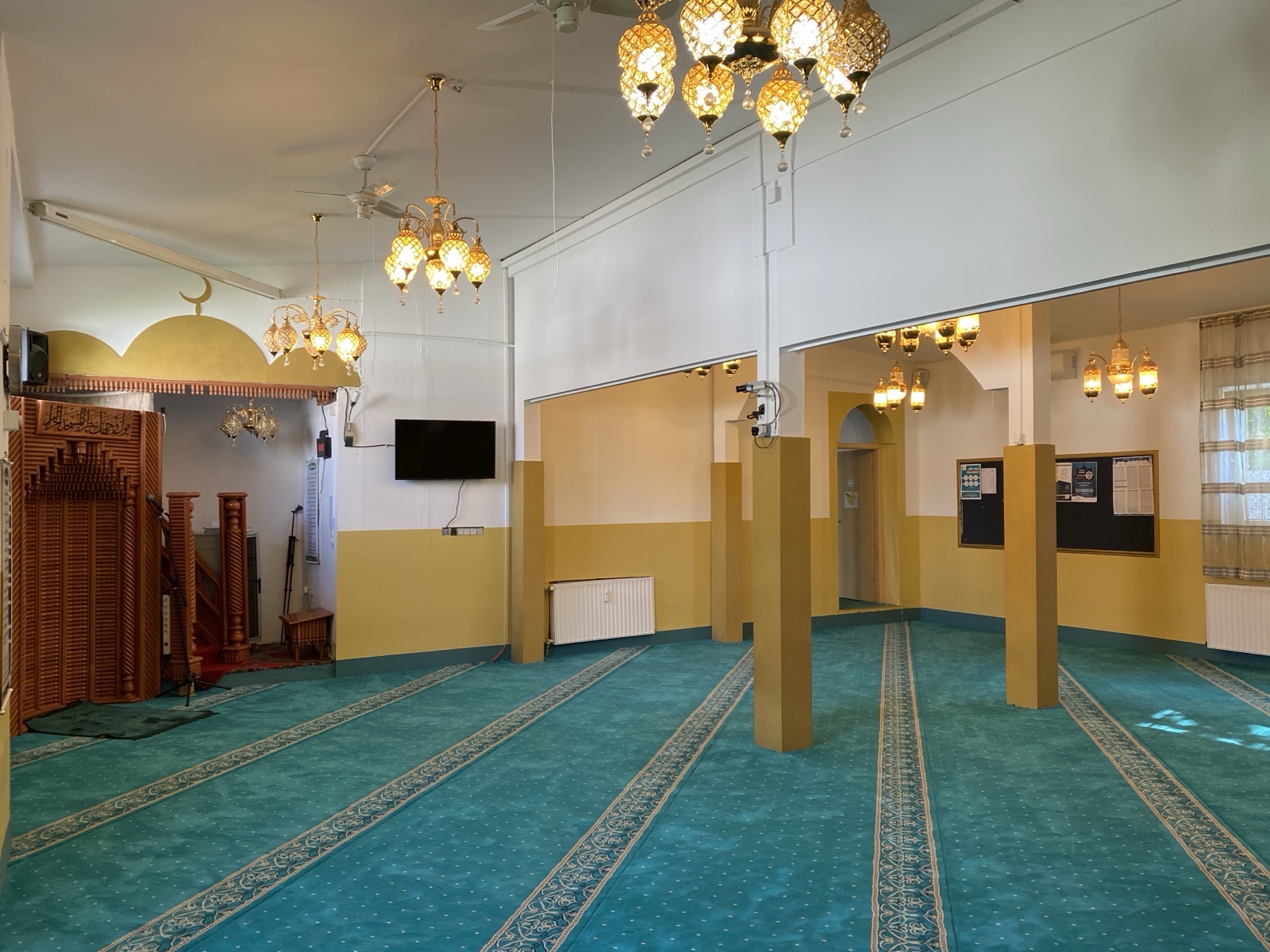 Innenraum der Arrahmanmoschee mit Säulen und Leuchtern
