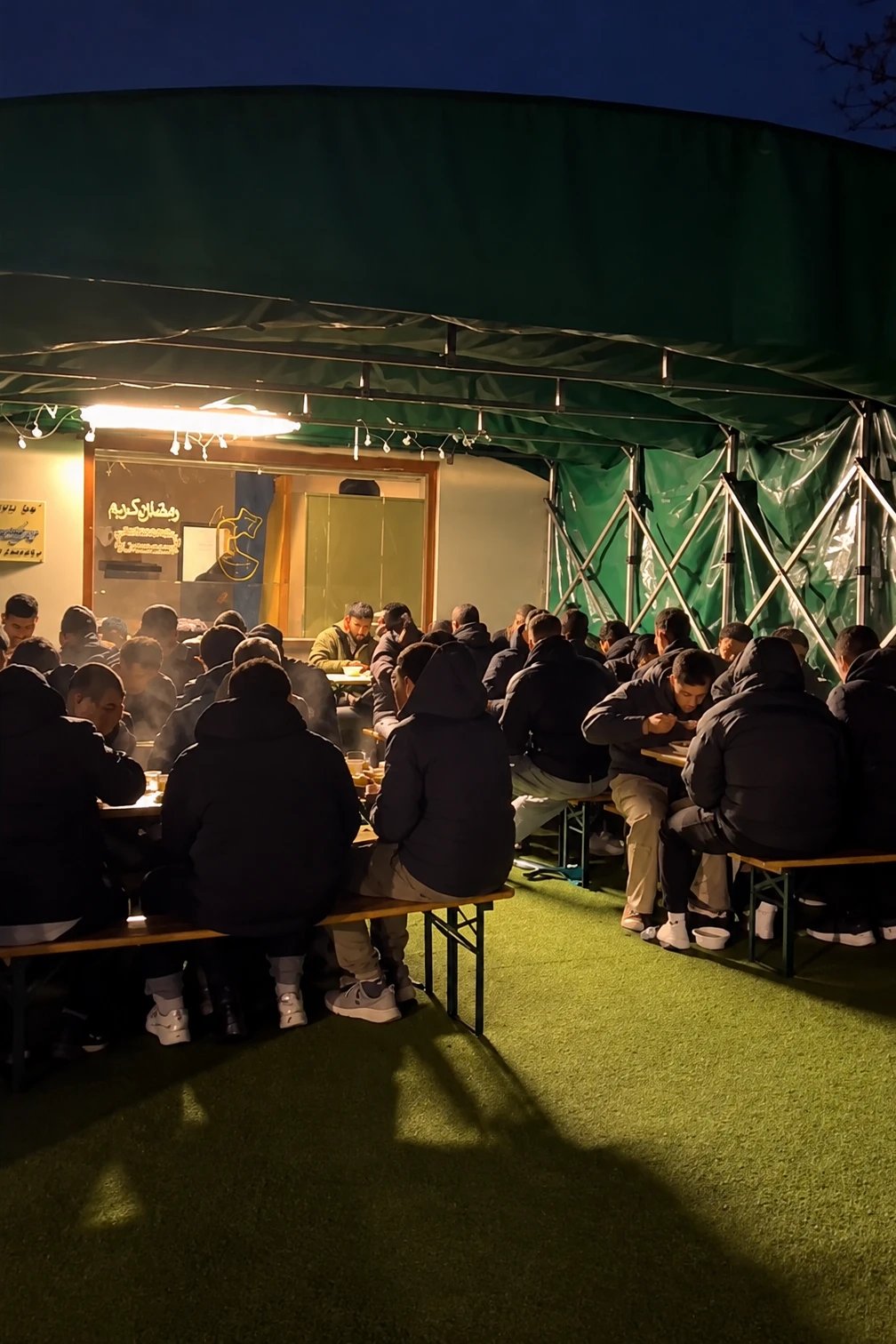 Gemeinsames Fastenbrechen unter dem Zelt der Arrahmanmoschee am Abend