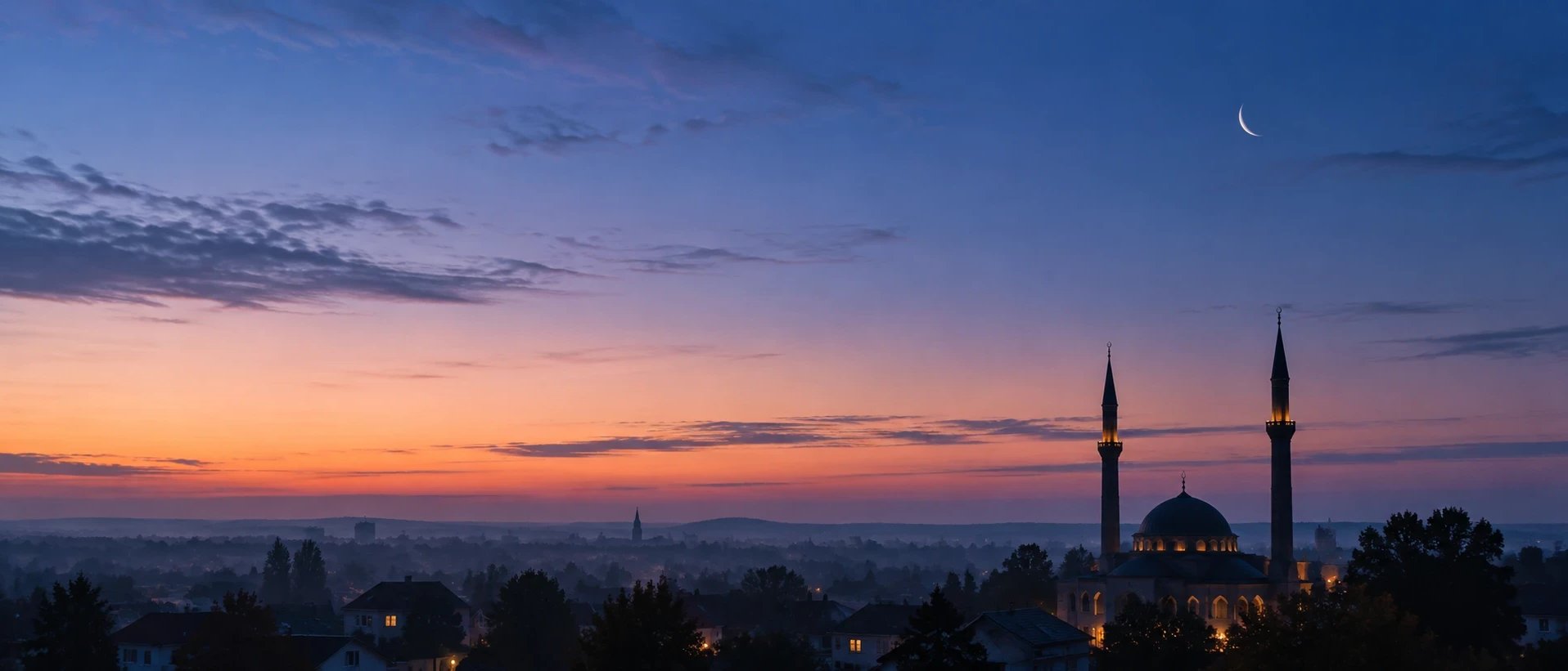 Moschee mit zwei Minaretten und Mondsichel in der Abenddämmerung