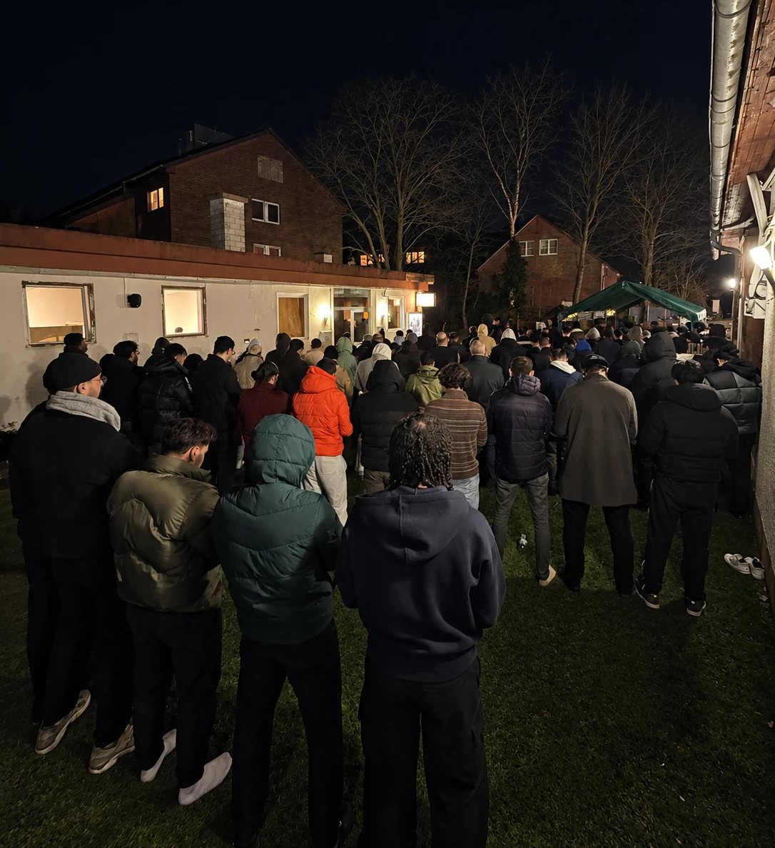 Gemeinde beim Gebet im Hof der Arrahmanmoschee am Abend